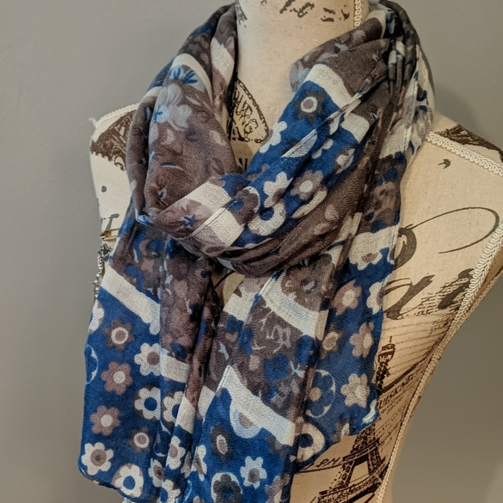 Blue and gray floral patterned scarf.